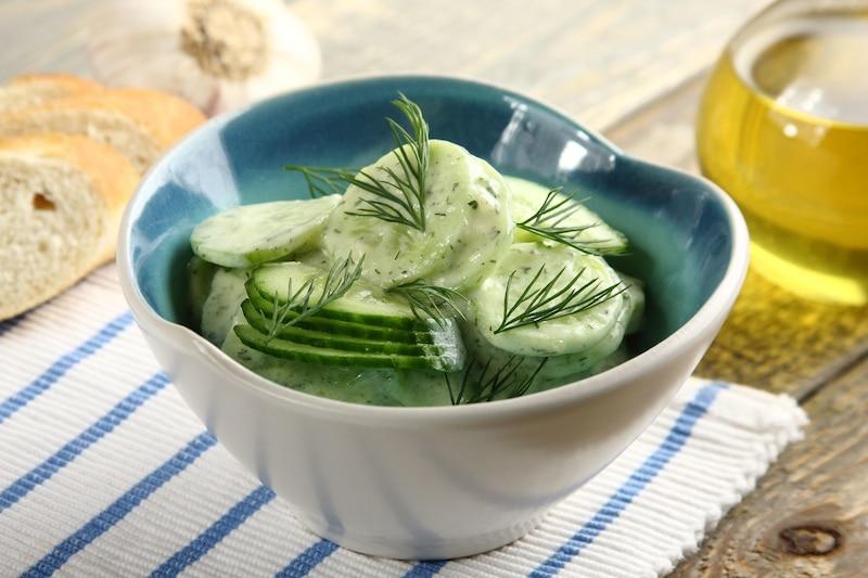 Szybka i pyszna sałatka z ogórków, która zachwyci każdego w zaledwie 5 minut!