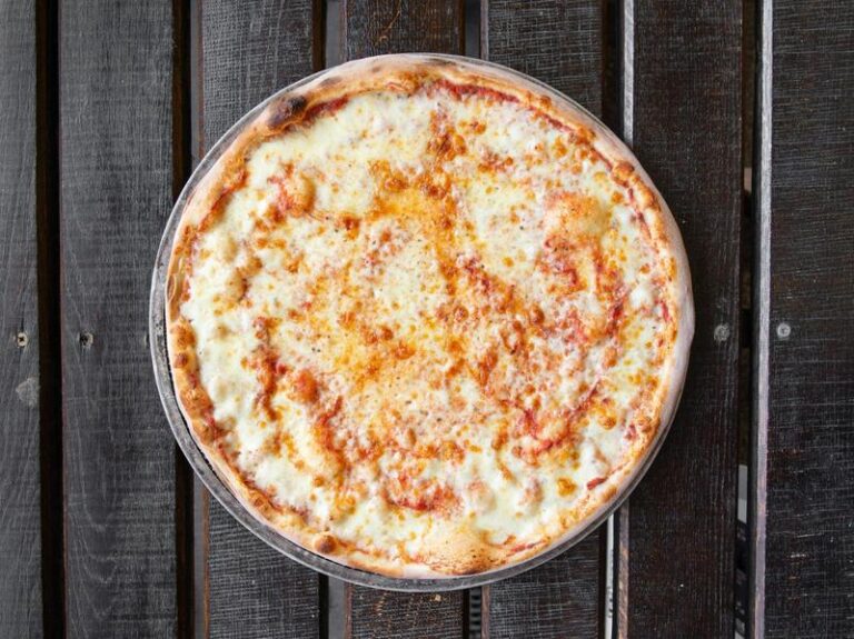 Ile waży pizza margherita 32 cm? Odkryj zaskakujące fakty o kaloriach!