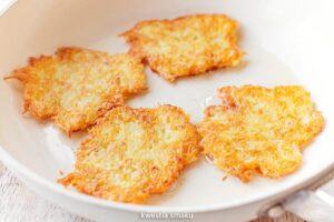 Odkryj sekrety chrupiących placków ziemniaczanych – jaki ogień wybrać do smażenia?