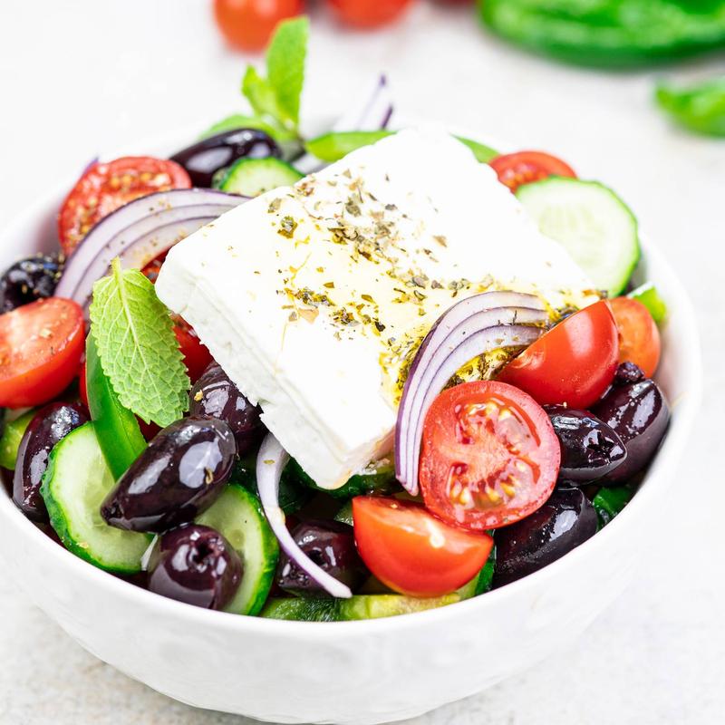 Prosta i smaczna sałatka grecka – doskonały przepis na każdą okazję