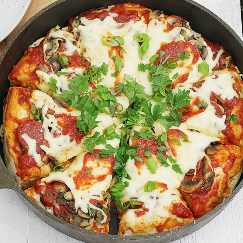 Szybka i smaczna pizza na patelni w 15 minut – prosty przepis bez piekarnika