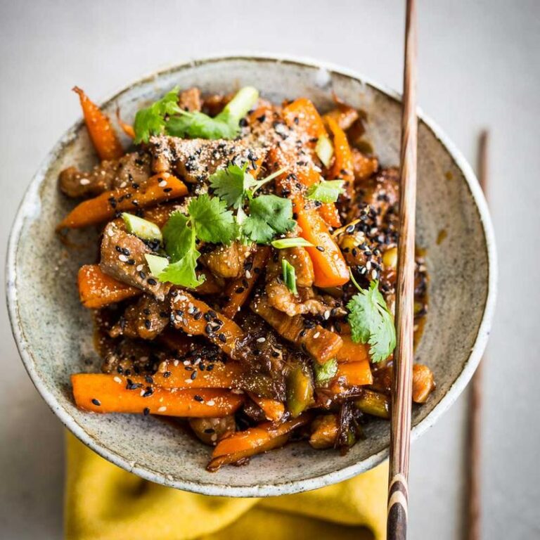 Karkówka po azjatycku — wyjątkowe danie z ryżem, warzywami i sosem sojowym