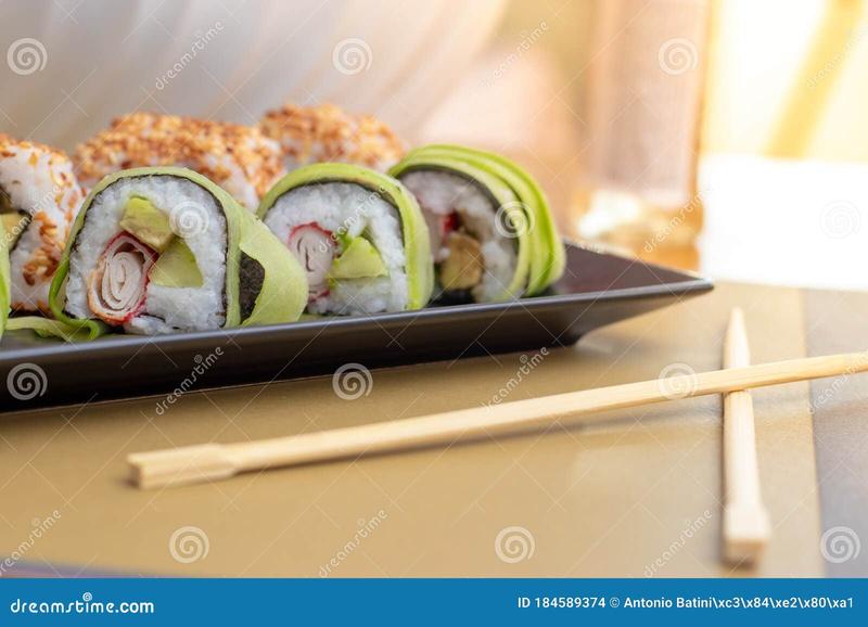 Krojenie ogórka do sushi