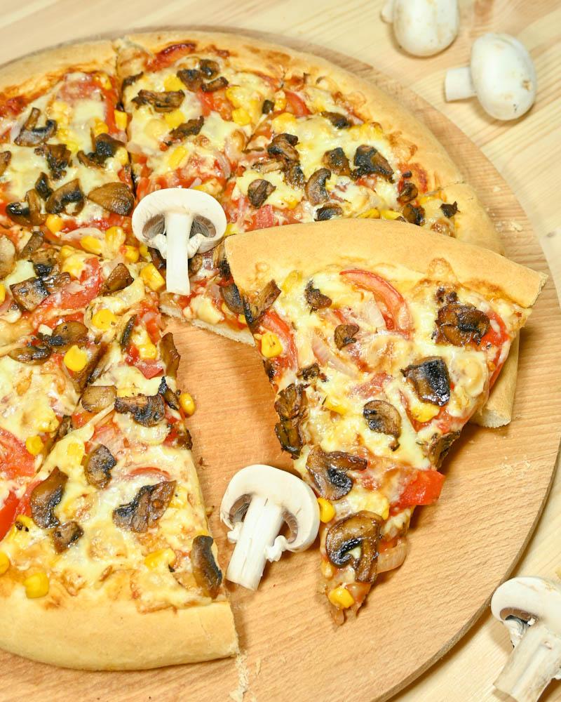 Smażenie pieczarek na pizzę