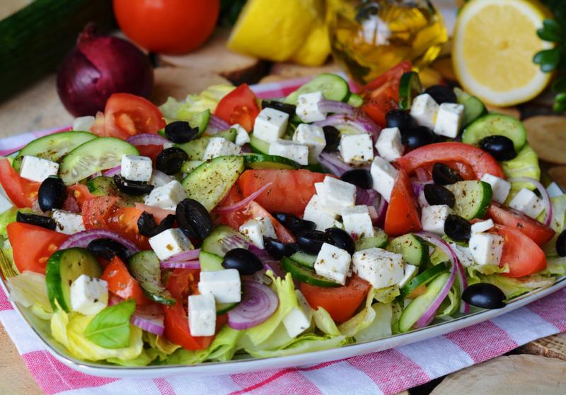 Odkryj smakową przyjemność sałatki greckiej: zaskocz się jej niską kalorycznością!