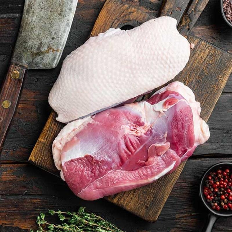 Soczysta pierś z kaczki: jak długo piec w piekarniku?