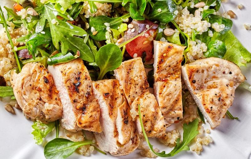 Ekspresowe przepisy na sałatki do kurczaka