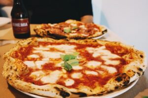 Gdzie właściwie powstała pizza? Odkryj pasjonującą historię włoskiego przysmaku
