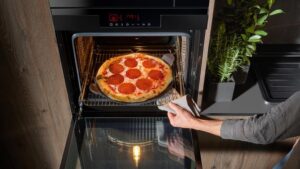 Jak długo piec pizzę, aby uzyskać idealnie wypieczone ciasto?