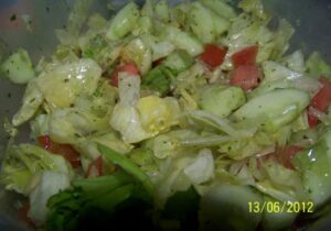 Niezwykłe surówki do kurczaka, które podkręcą smak Twojego posiłku