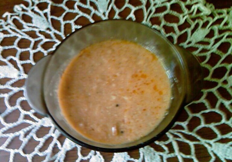 Prosty sposób na pyszny sos z kostki rosołowej – przepis, który zaskoczy każdego