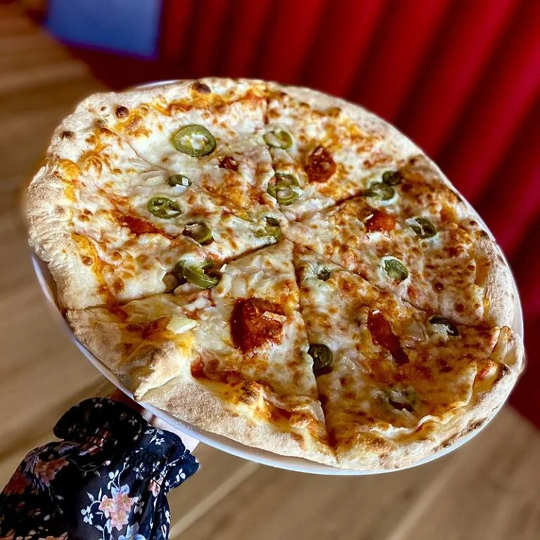 Ile kalorii kryje się w pizzy 30 cm? Unikaj dietetycznych pułapek i baw się smakiem!