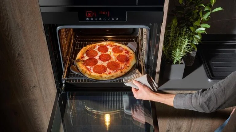 Optymalne ustawienia temperatury pieczenia pizzy w piekarniku elektrycznym, aby uniknąć przypalenia