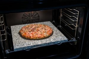Jak zadbać o kamień do pizzy – skuteczne metody czyszczenia bez ryzyka uszkodzeń