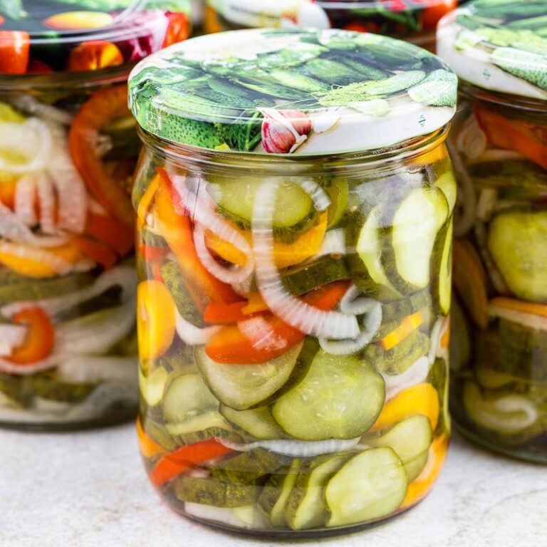 Odkryj, które ogórki do sałatki jarzynowej są najlepszym wyborem!