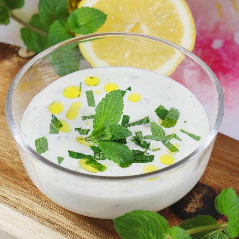 Zmień swoje dania dzięki prostemu sosowi z jogurtu naturalnego do mięsa