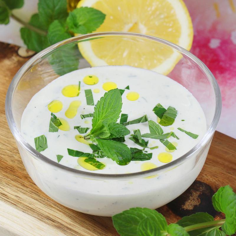 Zmień swoje dania dzięki prostemu sosowi z jogurtu naturalnego do mięsa