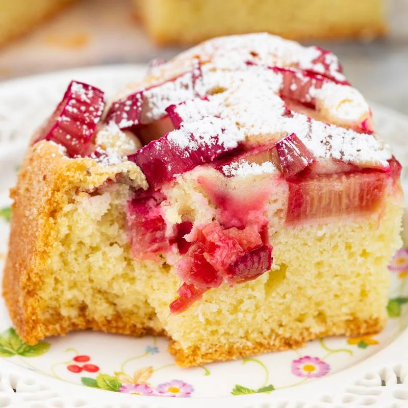 Pyszne ciasto z rabarbarem w dużej blaszce – sprawdź nasze proste kroki!