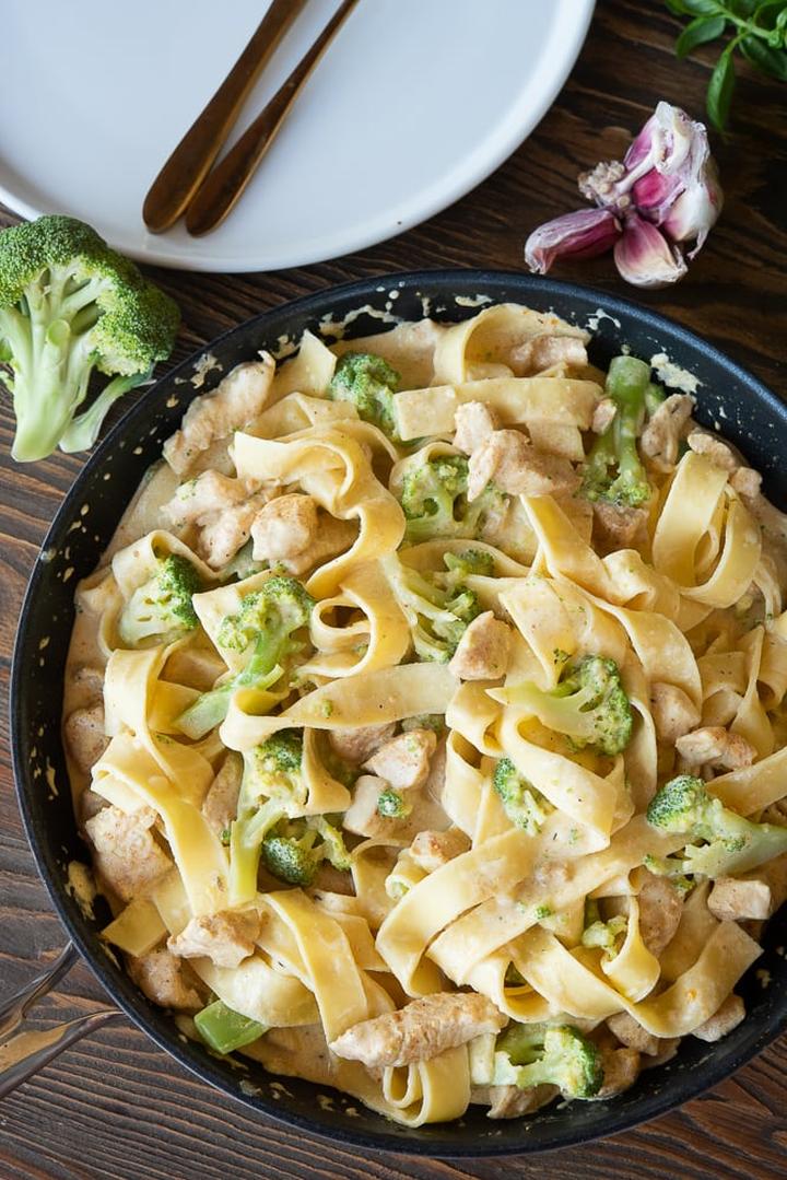 Makaron z brokułami i boczkiem