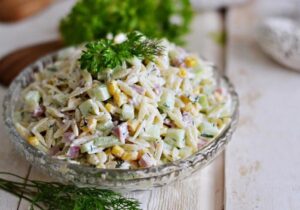 Pyszna sałatka z makaronu ryżowego – szybki przepis na wyjątkowy smak