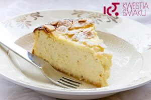 Pyszny sernik z ricotty na zimno z aromatycznym sosem malinowym i świeżą miętą