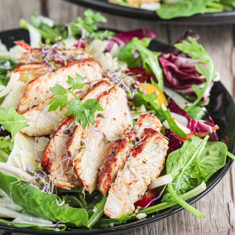 Sekret idealnej sałatki: jak długo gotować pierś z kurczaka?