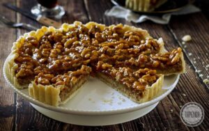 Delektuj się smakiem: Pyszna tarta z orzechami włoskimi i karmelem, którą pokochasz!
