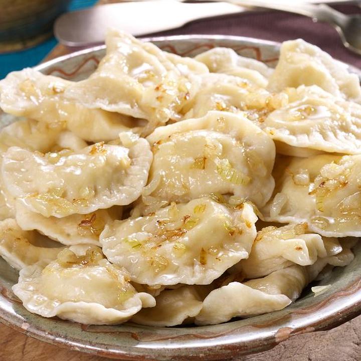 Jak przygotować idealne ciasto na pierogi z mlekiem – przepis na elastyczną rozkosz