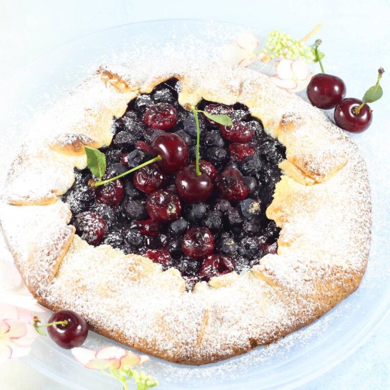 Rozkoszuj się tartą rustykalną z jabłkami, cynamonem i lodami waniliowymi na każdą okazję