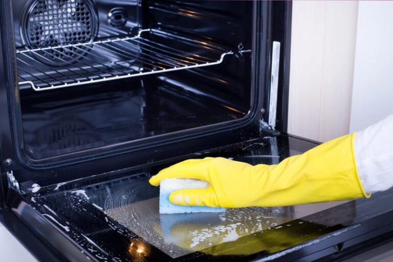 Skuteczne metody na mycie piekarnika domowym sposobem – jak uniknąć powszechnych błędów w czyszczeniu?