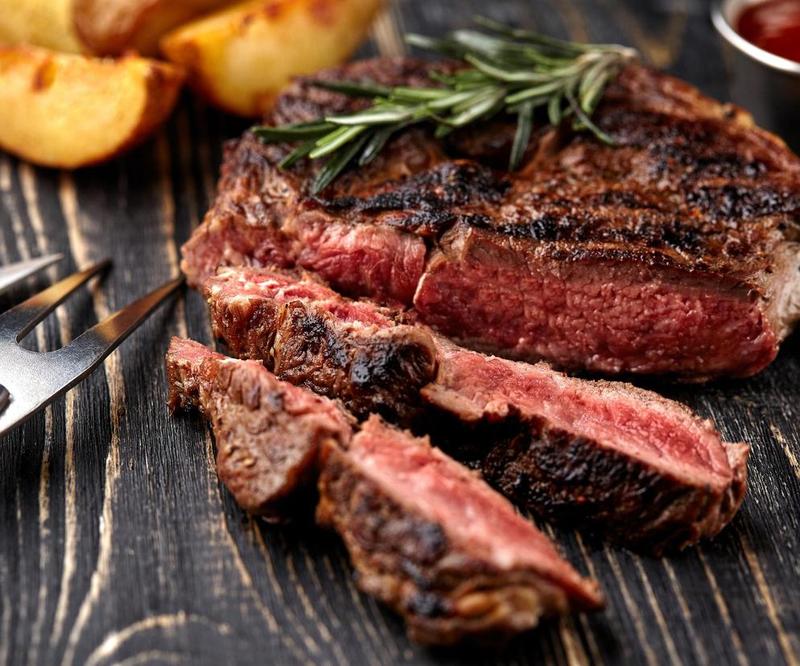 Sekrety soczystego mięsa: jak upiec je w piekarniku, aby zachwycało smakiem