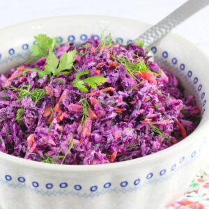 Zachwycająca sałatka z czerwonej kapusty – odkryj smaki i kolory, które oczarują każdego